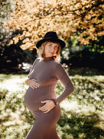 Photos grossesse naturelle simple exterieur studio jura lons le saunier mathilde millet