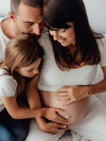 Photos grossesse naturelle simple exterieur studio jura lons le saunier mathilde millet