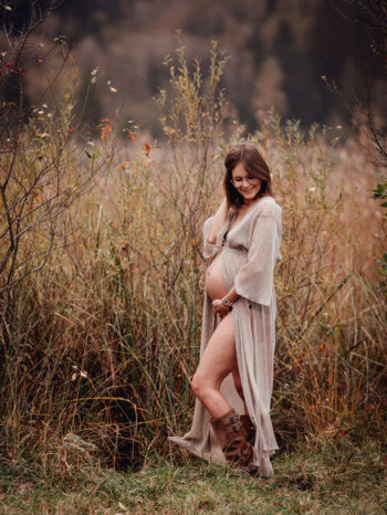 Photos grossesse naturelle simple exterieur studio jura lons le saunier mathilde millet