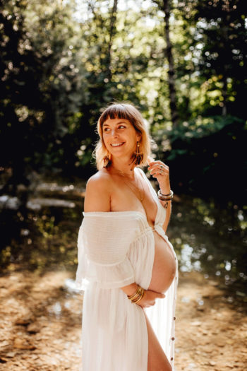 Photos grossesse naturelle simple exterieur studio jura lons le saunier mathilde millet