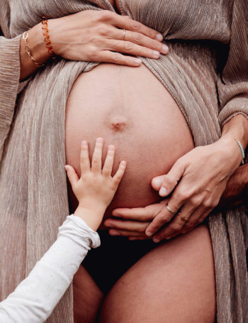 Photos grossesse naturelle simple exterieur studio jura lons le saunier mathilde millet