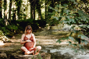 Photos grossesse naturelle simple exterieur studio jura lons le saunier mathilde millet