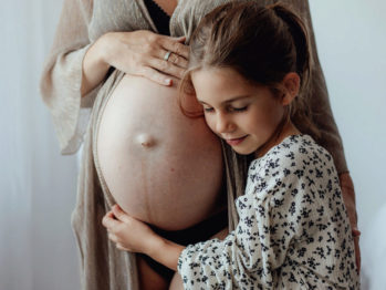 Photos grossesse naturelle simple exterieur studio jura lons le saunier mathilde millet