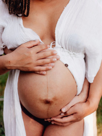 Photos grossesse naturelle simple exterieur studio jura lons le saunier mathilde millet