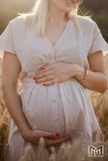 Photos grossesse naturelle simple exterieur studio jura lons le saunier mathilde millet
